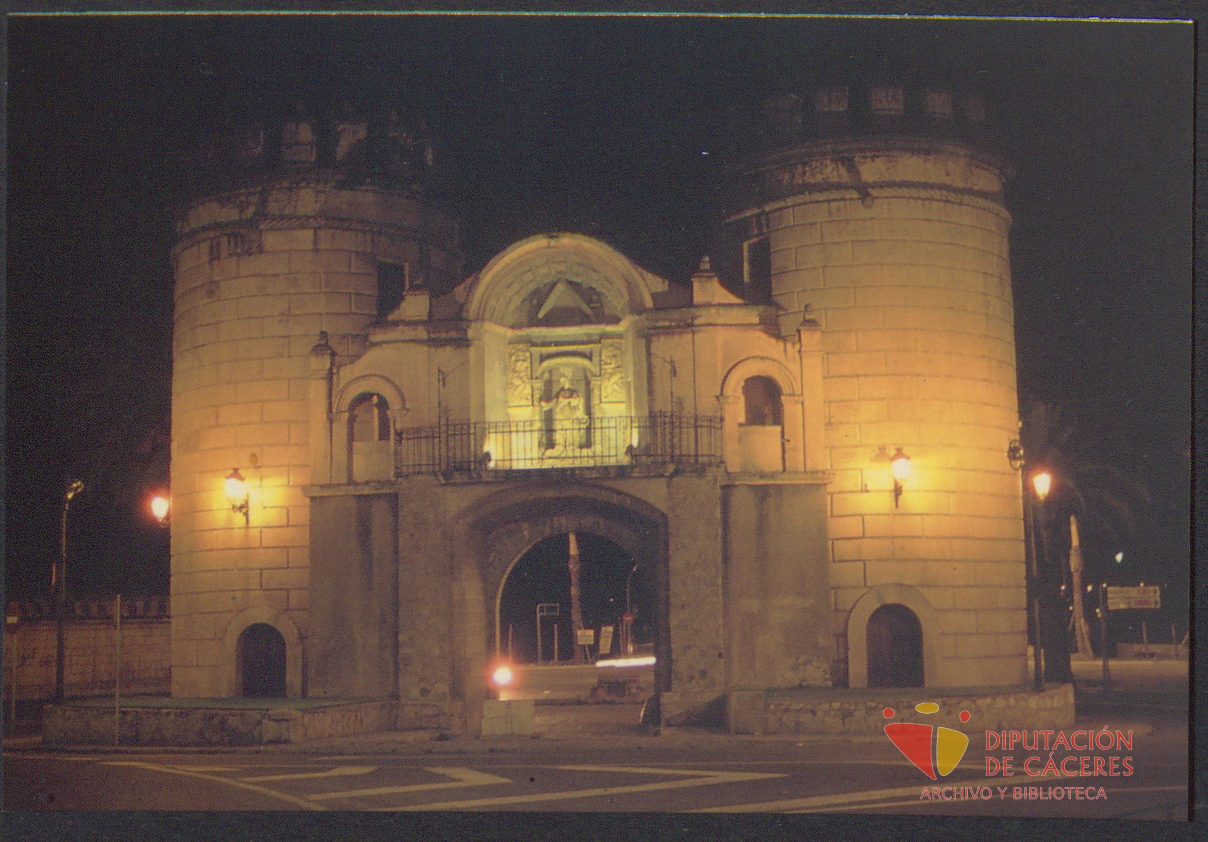 Vista nocturna de la Puerta de Palmas en Badajoz.